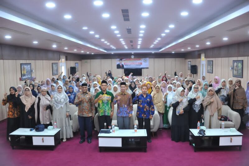 Ketua Komisi IV DPRK Banda Aceh Farid Nyak Umar, ST, bersama peserta Reses II yang terdiri dari perwakilan majelis taklim se-Kecamatan Kuta Alam di Aula Bapelkes Aceh, Kamis (2/7/2026). Foto: Dok. DPRK Banda Aceh