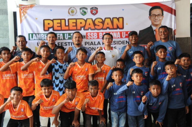 Ketua DPRK Banda Aceh Irwansyah, ST, melepas dua tim sepak bola usia dini asal Banda Aceh, SSB Barona kategori U-12 dan Lambuk Football Academy kategori U-10, untuk berlaga di Festival Piala Presiden 2026, Sabtu (4/7/2026). Foto: Dok. DPRK Banda Aceh