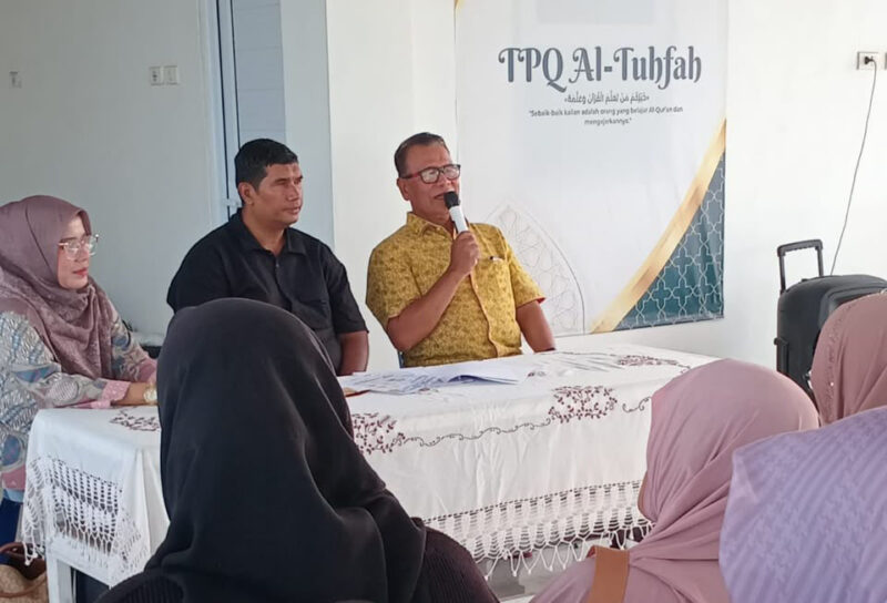 Anggota DPRK Banda Aceh dari Fraksi Partai Golkar, H. Iskandar Mahmud, S.H. menyampaikan sambutan dalam sosialisasi Qanun Kota Banda Aceh Nomor 2 Tahun 2021 tentang Kota Layak Anak di Balai Pengajian Neusu Aceh, Kecamatan Baiturrahman, Selasa (28/7/2026). Foto: Dok. DPRK Banda Aceh