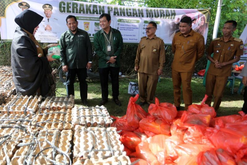 Wali Kota Banda Aceh meninjau pelaksanaan kegiatan Gerakan Pangan Murah (GPM) yang digelar Pemko Banda Aceh melalui DP2KP di Lapangan Sepak Bola dekat Masjid Emperom, Kecamatan Jaya Baru, Selasa (22/9/2026). Foto: Dok. Diskominfo Banda Aceh