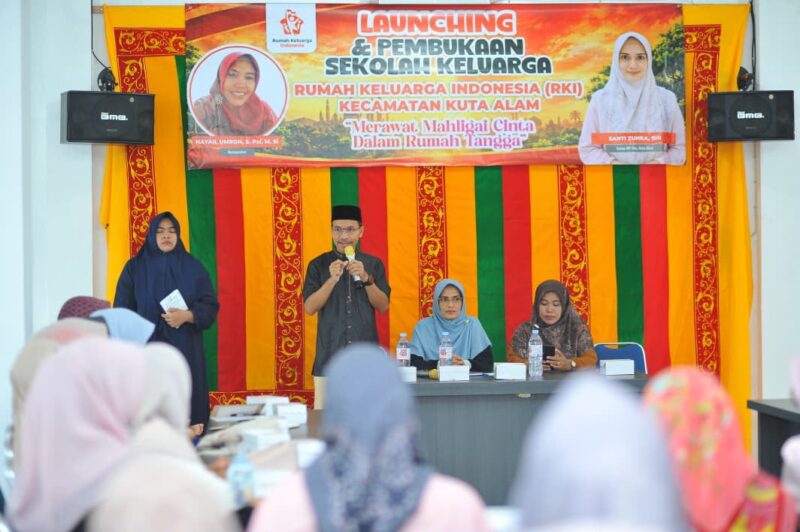 Pembina RKI Kota Banda Aceh Farid Nyak Umar, ST memberikan arahan saat peluncuran Sekolah Keluarga RKI Kecamatan Kuta Alam di Gampong Beurawe, Banda Aceh, Sabtu (19/9/2026). Foto: Dok. DPRK Banda Aceh