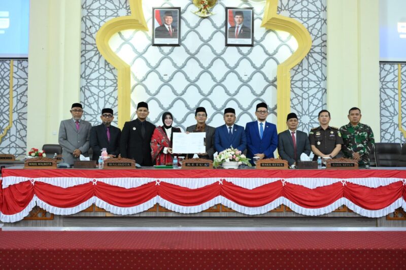 DPRK dan Pemerintah Kota Banda Aceh menandatangani kesepakatan bersama Rancangan Qanun Perubahan APBK Tahun Anggaran 2026 dalam rapat paripurna di Gedung DPRK Banda Aceh, Senin (21/9/2026) malam. Foto: Dok. DPRK Kota Banda Aceh