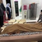 Suasana saat jenazah tokoh pers nasional dan pendiri Harian Serambi Indonesia, H. Sjamsul Kahar, dipulangkan dari RSUDZA ke kediaman keluarga di Gampong Gue Gajah, Aceh Besar, Kamis (24/9/2026). Foto: Dok. Istimewa 