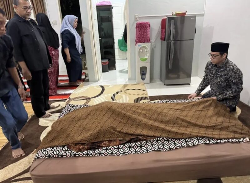 Suasana saat jenazah tokoh pers nasional dan pendiri Harian Serambi Indonesia, H. Sjamsul Kahar, dipulangkan dari RSUDZA ke kediaman keluarga di Gampong Gue Gajah, Aceh Besar, Kamis (24/9/2026). Foto: Dok. Istimewa 