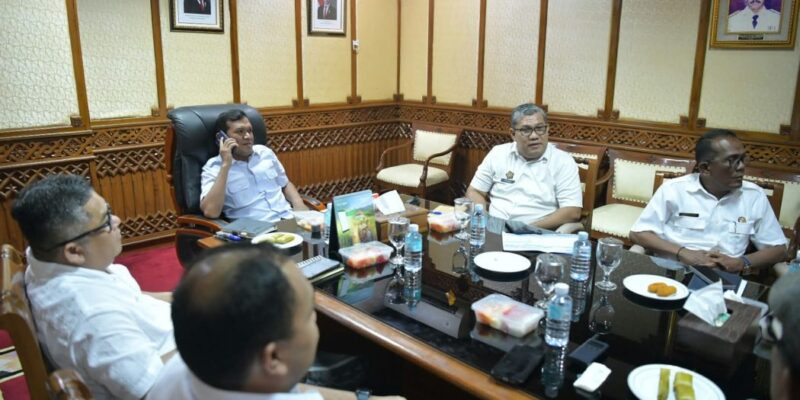 Wakil Gubernur Aceh, H. Fadhlullah, didampingi Asisten Perekonomian dan Pembangunan Sekda Aceh, Ir. T. Robby Irza, S.SiT, MT, dan para Kepala SKPA/Biro terkait, mengikuti Rapat Koordinasi dan Press Release Perkembangan Rehabilitas dan Rekonstruksi Pembangunan Infrastruktur Pascabencana Wilayah Sumatera yang dipimpin Oleh Menteri Dalam Negeri RI, Muhammad Tito Karnavian, secara daring, di Ruang Rapat Wakil Gubernur Aceh, Banda Aceh, Rabu, (23/9/2026). Foto: Dok. Biro Adpim Setda Aceh 
