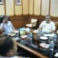 Wakil Gubernur Aceh, H. Fadhlullah, didampingi Asisten Perekonomian dan Pembangunan Sekda Aceh, Ir. T. Robby Irza, S.SiT, MT, dan para Kepala SKPA/Biro terkait, mengikuti Rapat Koordinasi dan Press Release Perkembangan Rehabilitas dan Rekonstruksi Pembangunan Infrastruktur Pascabencana Wilayah Sumatera yang dipimpin Oleh Menteri Dalam Negeri RI, Muhammad Tito Karnavian, secara daring, di Ruang Rapat Wakil Gubernur Aceh, Banda Aceh, Rabu, (23/9/2026). Foto: Dok. Biro Adpim Setda Aceh 