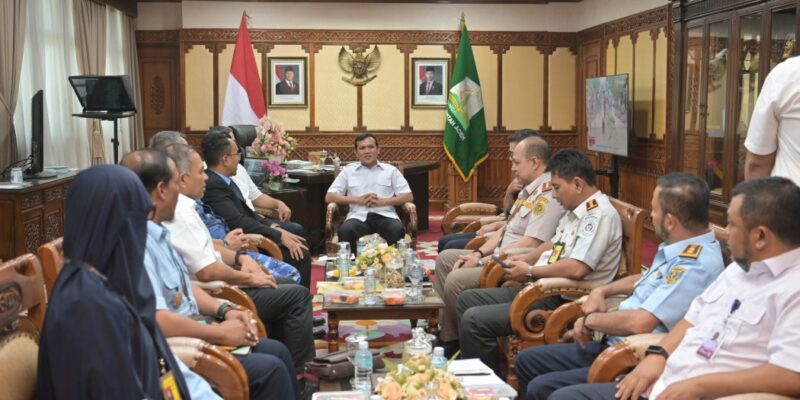 Wakil Gubernur Aceh H. Fadhlullah, didampingi Asisten Perekonomian dan Pembangunan Sekda Aceh, Ir. T. Robby Irza, S.SiT, MT, dan Asisten Administrasi Umum Sekda Aceh, Dr. A. Murtala, M.Si, beserta para Kepala SKPA/Biro terkait, saat menerima audiensi GM PT Angkasa Pura, Rahmat Adil Indrawan, beserta instansi terkait, dalam rangka membahas penguatan pelayanan dan konektivitas penerbangan Bandara Internasional SIM, di Ruang Rapat Wakil Gubernur Aceh, Banda Aceh, Rabu (23/9/2026). Foto: Dok. Biro Adpim Setda Aceh 