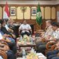 Wakil Gubernur Aceh H. Fadhlullah, didampingi Asisten Perekonomian dan Pembangunan Sekda Aceh, Ir. T. Robby Irza, S.SiT, MT, dan Asisten Administrasi Umum Sekda Aceh, Dr. A. Murtala, M.Si, beserta para Kepala SKPA/Biro terkait, saat menerima audiensi GM PT Angkasa Pura, Rahmat Adil Indrawan, beserta instansi terkait, dalam rangka membahas penguatan pelayanan dan konektivitas penerbangan Bandara Internasional SIM, di Ruang Rapat Wakil Gubernur Aceh, Banda Aceh, Rabu (23/9/2026). Foto: Dok. Biro Adpim Setda Aceh 