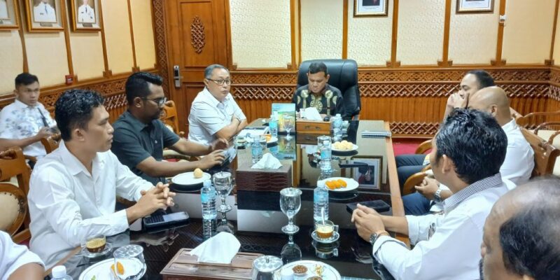 Wakil Gubernur Aceh H. Fadhlullah, didampingi Kadis Kominsa Aceh, Dr. Edi Yandra, S.STP, MSP, dan Karo Adpim Setda Aceh, Akkar Arafat, S.STP, M.Si, menerima kunjungan silaturahmi dan audiensi pengurus Forum Pimpinan Redaksi Multimedia Indonesia (FPRMI) Aceh, di Ruang Rapat Wakil Gubernur Aceh, Banda Aceh, Kamis (24/9/2026). Foto: Dok. Biro Adpim Setda Aceh
