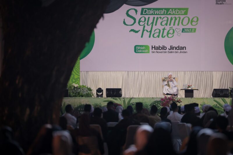Habib Jindan bin Novel bin Salim bin Jindan menyampaikan tausiah dalam kegiatan Dakwah Akbar Seuramoe Hate yang digelar Pemko Banda Aceh di Taman Bustanussalatin, Selasa (23/9/2026) malam. Foto: Dok. Prokopim Kota Banda Aceh