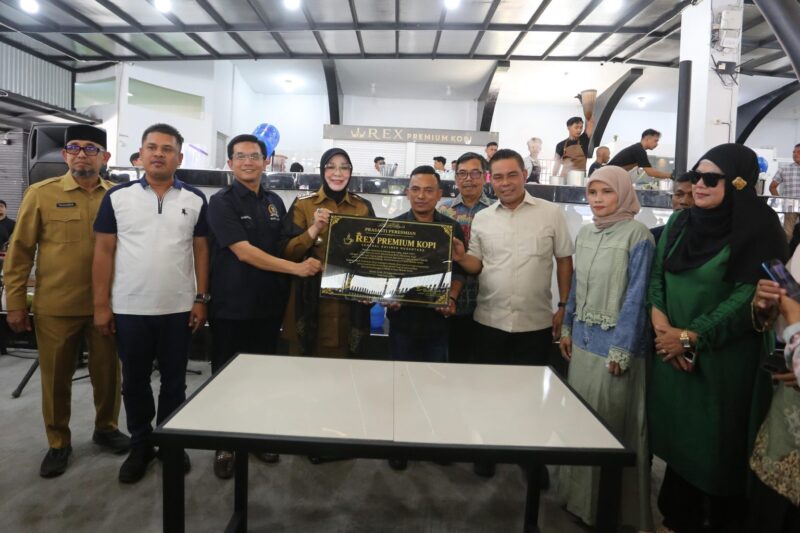 Wali Kota Banda Aceh Illiza Sa’aduddin Djamal bersama sejumlah pejabat dan tamu undangan foto bersama usai menandatangani prasasti peresmian Rex Premium Kopi Peunayong, Banda Aceh, Selasa (22/9/2026). Foto: Dok. Prokopim Kota Banda Aceh