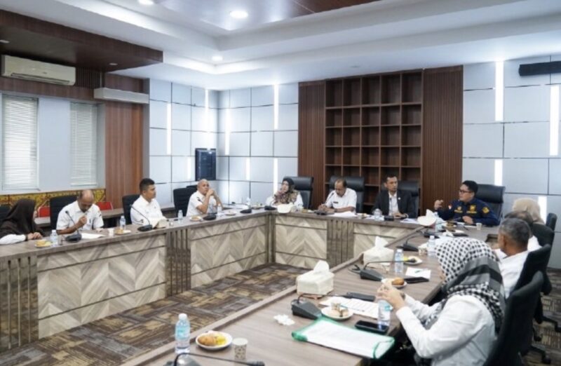 Ketua Komisi Informasi Aceh Junaidi bersama tim penilai melakukan visitasi dan presentasi Monitoring dan Evaluasi Keterbukaan Informasi Publik Tahun 2026 di Sekretariat DPRA, Banda Aceh, Rabu (23/9/2026). Foto: Dok. DPRA