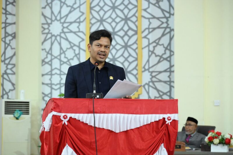 Juru Bicara Fraksi NasDem DPRK Banda Aceh Teuku Iqbal Djohan menyampaikan pandangan fraksi dalam rapat paripurna pembahasan Perubahan APBK Banda Aceh Tahun Anggaran 2026 di Gedung DPRK Banda Aceh, Senin (21/9/2026) malam. Foto: Dok. DPRK Banda Aceh