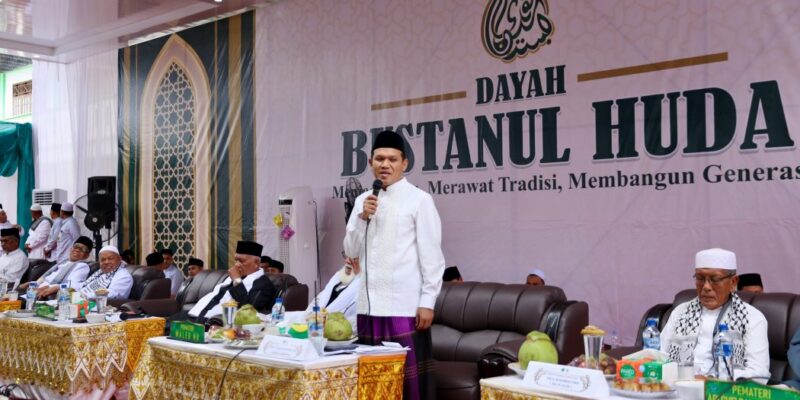 Wakil Gubernur Aceh, H. Fadhlullah, saat memberikan sambutan pada acara Maulid Nabi Muhammad SAW 1448 H dan Muzakarah Ulama Aceh ke-15, di Dayah Bustanul Huda, Gampong Alue Cek Doi, Kecamatan Julok, Aceh Timur, Minggu (27/9/2026). Foto: Dok. Biro Adpim Setda Aceh 