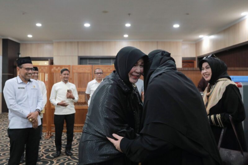 Wali Kota Banda Aceh Illiza Sa’aduddin Djamal bersalaman dan bersilaturahmi dengan jamaah perempuan dalam kegiatan Ceramah Maulid Umum khusus perempuan di Amel Convention Hall, kawasan Pango, Banda Aceh, Rabu (23/9/2026). Foto: Dok. Prokopim Kota Banda Aceh
