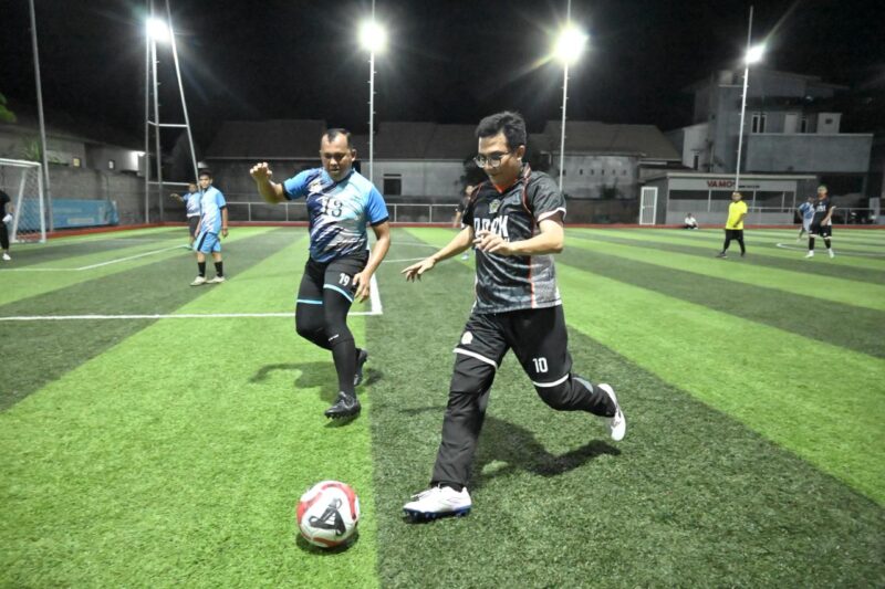 Ketua DPRK Banda Aceh Irwansyah, ST, bersama tim DPRK Banda Aceh menjalani pertandingan persahabatan mini soccer melawan DPRK Aceh Besar di Lapangan Vamos Mini Soccer Lamcot, Aceh Besar, Senin (4/5/2026) malam. Foto: Dok. DPRK Banda Aceh