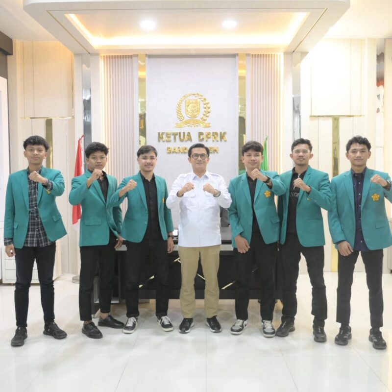 Ketua DPRK Banda Aceh Irwansyah, ST, bersama pengurus BEM USK usai melakukan audiensi dan silaturahmi di Gedung DPRK Banda Aceh, Kamis (7/5/2026). Foto: Dok. DPRK Banda Aceh