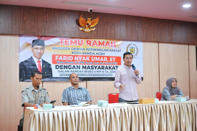 Ketua Komisi IV DPRK Banda Aceh Farid Nyak Umar, ST, berdialog dengan kader Posyandu dan anggota Kelompok Wanita Tani (KWT) dalam kegiatan reses di Aula Bapelkes Aceh, Kamis (2/7/2026). Foto: Dok. DPRK Banda Aceh