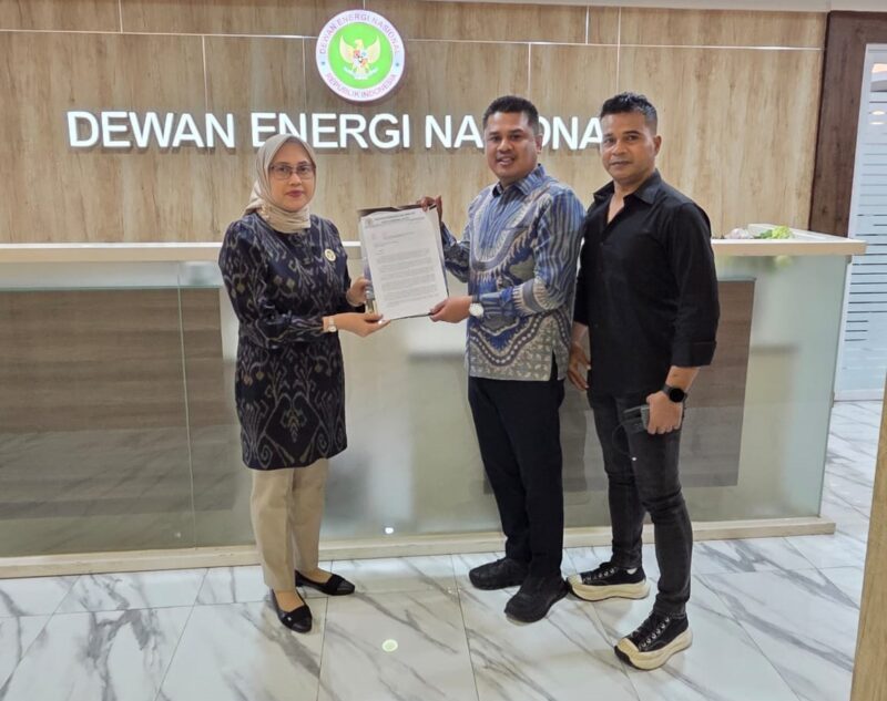 Wakil Ketua DPRK Banda Aceh Daniel Abdul Wahab, didampingi Ketua Fraksi NasDem Abdul Rafur, menyerahkan surat terkait penguatan sistem kelistrikan Banda Aceh kepada Anggota DEN Dr. Sripeni Inten Cahyani di Kantor DEN, Jakarta, Selasa (7/7/2026). Foto: Dok. DPRK Banda Aceh