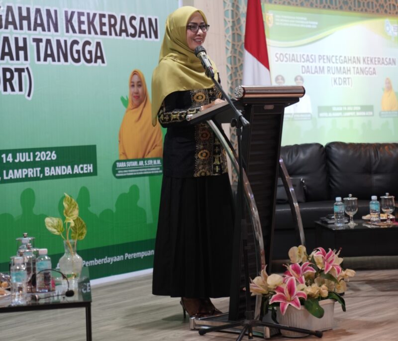 Anggota Komisi II DPRK Banda Aceh, Syarifah Munira, S.Ag, menyampaikan sambutan pada Sosialisasi Pencegahan Kekerasan Dalam Rumah Tangga (KDRT) di Hotel Al-Hanifi, Banda Aceh, Selasa (14/7/2026). Foto: Dok. DPRK Banda Aceh