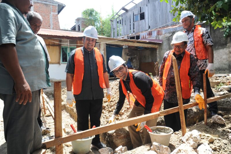 Ketua DPRK Banda Aceh, Irwansyah ST didampingi Kepala Kepala Dinas Perumahan Rakyat dan Kawasan Permukiman (Perkim) Kota Banda Aceh, Hendra Gunawan melakukan Peletakan Baru Pertama Pembangunan Rumah Kayak Huni di Gampong Lhong Raya, Kamis (16/7/2026). Foto: Dok. DPRK Banda Aceh
