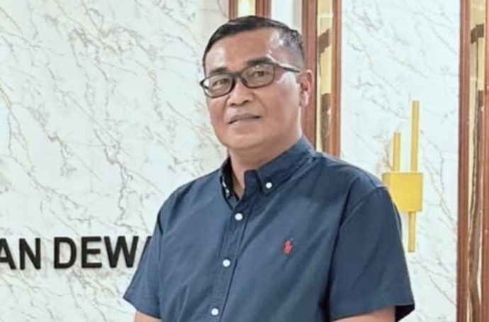 Anggota DPRK Banda Aceh Ismawardi memberikan dukungan terhadap pelaksanaan nonton bareng Piala Dunia di halaman Balai Kota Banda Aceh. Foto: Dok. DPRK Banda Aceh
