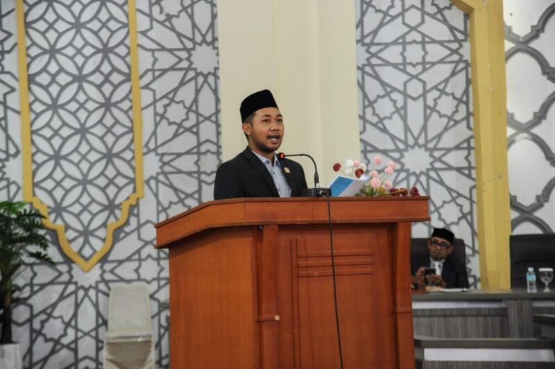 Anggota Banggar DPRK Banda Aceh M. Zidan Al Hafidh, S.Ked., MM. membacakan pendapat, usul, dan saran Banggar dalam rapat paripurna di Gedung DPRK Banda Aceh, Kamis (23/7/2026). Foto: Dok. DPRK Banda Aceh