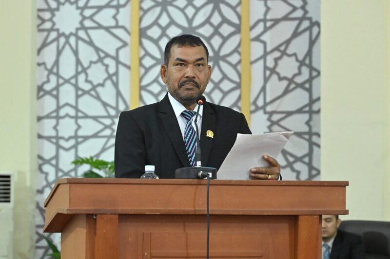 Juru Bicara Fraksi Partai Demokrat DPRK Banda Aceh Zulkasmi menyampaikan pandangan fraksi terhadap LKPJ APBK Banda Aceh Tahun Anggaran 2025 dalam rapat paripurna di Gedung DPRK Banda Aceh, Jumat (24/7/2026). Foto: Dok. DPRK Banda Aceh