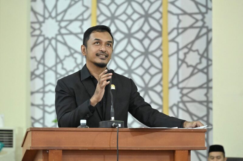Teuku Arief Khalifah membacakan pandangan Fraksi Partai Gerindra DPRK Banda Aceh dalam rapat paripurna di Gedung DPRK Banda Aceh, Jumat (24/7/2026). Foto: Dok. DPRK Banda Aceh