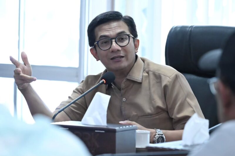 Ketua DPRK Banda Aceh Irwansyah, ST menyampaikan duka cita atas musibah kebakaran yang melanda warga Lamteumen Timur, Kecamatan Jaya Baru, Banda Aceh, Minggu (26/7/2026). Foto: Dok. DPRK Banda Aceh