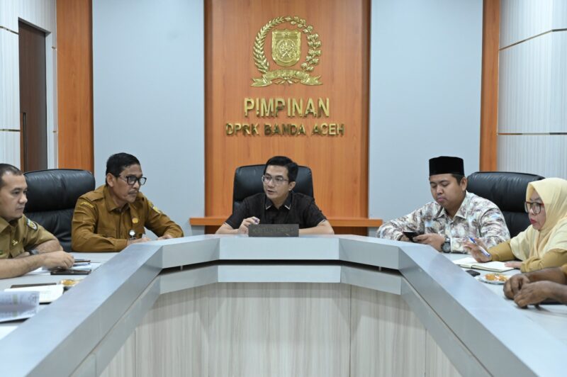 Ketua DPRK Banda Aceh Irwansyah, ST menerima audiensi Keuchik Gampong Deah Raya Samsul Bahri bersama Tuha Peut di Gedung DPRK Banda Aceh, Senin (27/7/2026). Foto: Dok. DPRK Banda Aceh