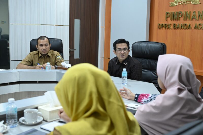 Ketua DPRK Banda Aceh Irwansyah, ST menyampaikan pandangan terkait penanganan HIV/AIDS dalam pertemuan bersama Asosiasi Dinas Kesehatan (Adinkes) se-Aceh di ruang rapat pimpinan DPRK Banda Aceh, Senin (27/7/2026). Foto: Dok. DPRK Banda Aceh