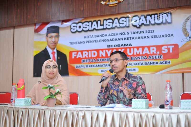 Ketua Komisi IV DPRK Banda Aceh Farid Nyak Umar, ST menyampaikan materi dalam Sosialisasi Qanun Kota Banda Aceh Nomor 5 Tahun 2021 tentang Penyelenggaraan Ketahanan Keluarga di Aula Bapelkes Aceh, Selasa (28/7/2026). Foto: Dok. DPRK Banda Aceh