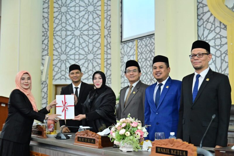 Anggota DPRK Banda Aceh Devi Yunita menyerahkan laporan hasil reses II masa persidangan III Tahun 2026 kepada Pemerintah Kota Banda Aceh dalam Rapat Paripurna, Senin (4/8/2026). Foto: Dok. DPRK Banda Aceh