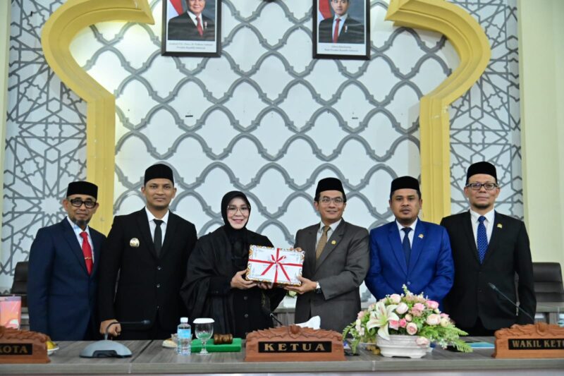 Wali Kota Banda Aceh Illiza Sa’aduddin Djamal menyerahkan dokumen R-KUA-PPAS APBK Tahun Anggaran 2027 kepada Ketua DPRK Banda Aceh Irwansyah, ST dalam Rapat Paripurna DPRK Banda Aceh, Senin (3/8/2026). Foto: Dok. DPRK Banda Aceh