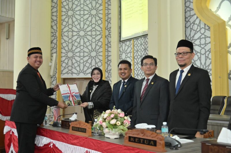 Wali Kota Banda Aceh Illiza Sa’aduddin Djamal menerima laporan Badan Anggaran DPRK Banda Aceh yang disampaikan Tuanku Muhammad dalam rapat paripurna R-KUA-PPAS APBK Banda Aceh 2027 di Gedung DPRK Banda Aceh, Kamis (13/8/2026). Foto: Dok. DPRK Banda Aceh