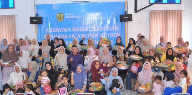 Ketua Komisi IV DPRK Banda Aceh bersama peserta foto bersama usai mengikuti kegiatan Sosialisasi dan Pemberian Asupan Nutrisi bagi Anak 2026 di Posyandu Bougenville, Gampong Beurawe, Kecamatan Kuta Alam, Kamis (13/8/2026). Foto: Dok. DPRK Banda Aceh