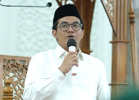 Ketua DPRK Banda Aceh Irwansyah, ST menyampaikan pesan kepada jamaah saat menghadiri zikir menyambut bulan Maulid di Masjid Baiturrahim, Ulee Lheu, Banda Aceh, Minggu (23/8/2026). Foto: Dok. DPRK Banda Aceh