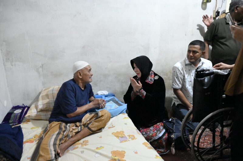 Wali Kota Banda Aceh, Illiza Sa’aduddin Djamal, bersama Anggota DPRK Banda Aceh dari PPP, Faisal Ridha ST, saat menyerahkan kursi roda kepada warga di Gampong Lamteumeun Timur dan Gampong Punge Blang Cut, Senin (24/8/2026) sore. Foto: Dok. DPRK Banda Aceh