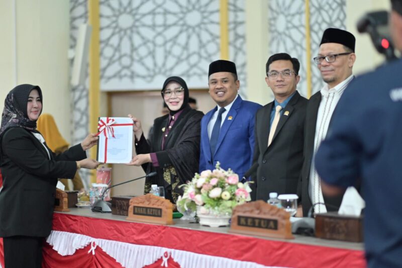 Wali Kota Illiza Sa'aduddin Djamal menerima laporan Badan Anggaran (Banggar) terkait R-KUA-PPAS Perubahan APBK Tahun Anggaran 2026 dalam rapat paripurna DPRK Banda Aceh, Senin (31/8/2026). Foto:Dok. DPRK Banda Aceh