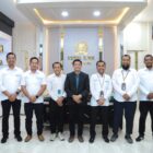 Ketua DPRK Banda Aceh Irwansyah, ST, bersama Manajer PLN UP3 Banda Aceh, Sabang, dan Aceh Besar Husni foto bersama usai membahas mitigasi gangguan listrik serta optimalisasi PLTD Lueng Bata sebagai penyangga energi saat kondisi darurat, Senin (31/8/2026). Foto: Dok. DPRK Banda Aceh