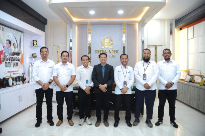 Ketua DPRK Banda Aceh Irwansyah, ST, bersama Manajer PLN UP3 Banda Aceh, Sabang, dan Aceh Besar Husni foto bersama usai membahas mitigasi gangguan listrik serta optimalisasi PLTD Lueng Bata sebagai penyangga energi saat kondisi darurat, Senin (31/8/2026). Foto: Dok. DPRK Banda Aceh