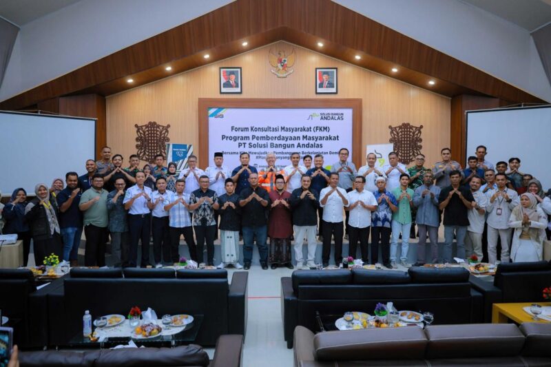 General Manager Solusi Bangun Andalas, R. Adi Santosa berfoto bersama Kepala Bappeda Kabupaten Aceh Besar, Agus Husni, S.P., Kepala DPMPTSP Aceh Besar, Andria Shahputra, S.E., M.M., Kadinkes Aceh Besar, Ns. Rina Karmila, S.Kep., M.Kep., jajaran Forkopimcam, tokoh masyarakat, penerima manfaat program CSR, tim Rumah Zakat, Rumah Amal USK, Rumoh Pangan Aceh, Islamic Relief serta para pemangku kepentingan lainnya. Foto: Dok. Media Center Aceh Besar