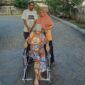Sariana Hasibuan, lansia 76 tahun, menggunakan kursi roda bantuan Pemerintah Aceh melalui Dinas Sosial Aceh, didampingi anggota keluarga di Banda Aceh, Kamis (24/9/2026). Foto: Dok. Dinsos Aceh