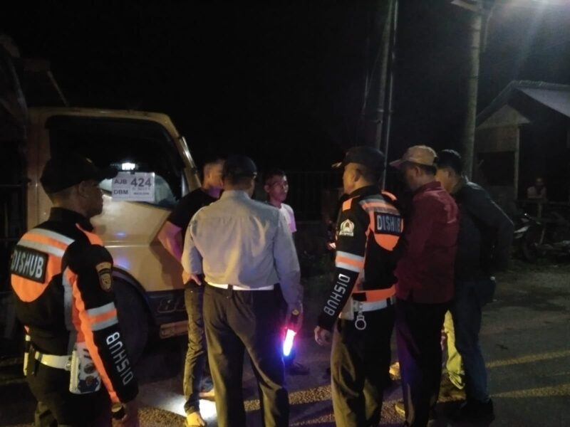 Petugas Dishub Aceh Barat bersama DPMPTSP dan PUPR melakukan pengawasan kendaraan angkutan yang melintasi jalan kabupaten di wilayah Aceh Barat, Senin (21/9/2026). Foto: Dok. Istimewa 