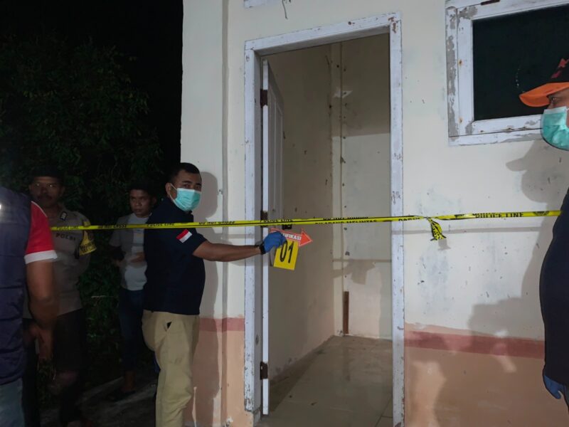 Petugas Polsek Mesjid Raya bersama Unit Inafis Satreskrim Polresta Banda Aceh melakukan penanganan dan olah TKP terkait penemuan warga meninggal dunia di kamar mandi TK Malahayati, Gampong Neuheun, Minggu (20/9/2026) malam. Foto: Dok. Istimewa 