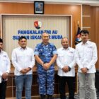 Ketua SMSI Aceh Besar Zulfikar, S.Pd., bersama pengurus saat melakukan audiensi dan silaturahmi dengan Danlanud Sultan Iskandar Muda Kolonel Pnb Suryo Anggoro, M.Tr.(Han), Rabu (23/9/2026), di Lanud SIM. Foto: Dok. SMSI Aceh Besar