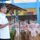Wakil Ketua DPRK Banda Aceh Dr. Musriadi Aswad, M.Pd, memberikan motivasi kepada pelajar agar tidak mudah menyerah, menghormati orang tua dan guru, serta terus mengejar ilmu dan prestasi. Banda Aceh, Senin (31/8/2026). Foto: Dok. DPRK Banda Aceh