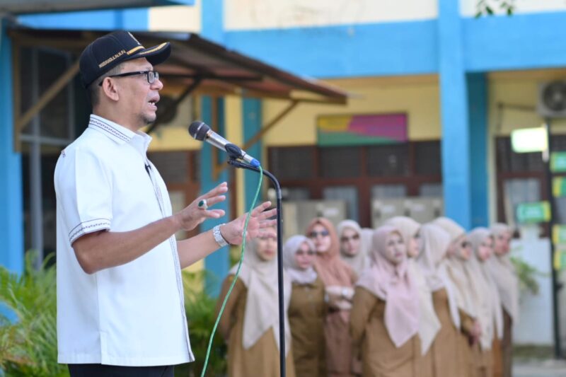 Wakil Ketua DPRK Banda Aceh Dr. Musriadi Aswad, M.Pd, memberikan motivasi kepada pelajar agar tidak mudah menyerah, menghormati orang tua dan guru, serta terus mengejar ilmu dan prestasi. Banda Aceh, Senin (31/8/2026). Foto: Dok. DPRK Banda Aceh