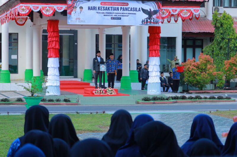 Wakil Bupati Aceh Barat Said Fadheil memimpin upacara peringatan Hari Kesaktian Pancasila Tahun 2026 di Halaman Kantor Bupati Aceh Barat, Meulaboh, Kamis (1/10/2026). Foto: Dok. Istimewa 